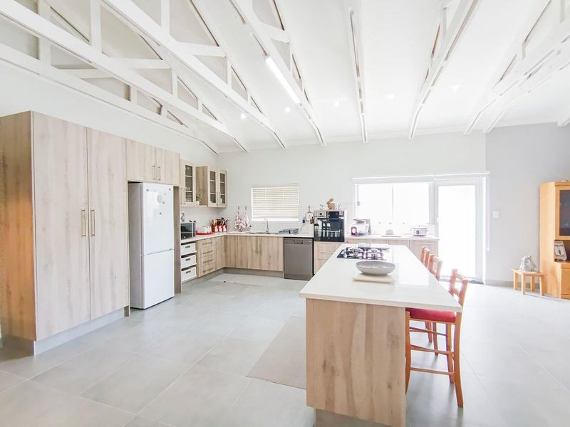 Spacious 4 Bedroom Family Home Within Walking Distance to the Beach - Mile 4, Ext 1 - Photo 9