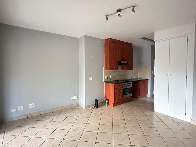 Bachelor Apartment with a Balcony - Photo 7
