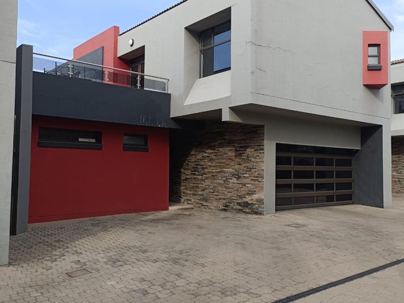 24 HOURS GUARDS SECURITY SERVICES, Stunning 4-Bedroom Home in Waterkloof - Photo 1