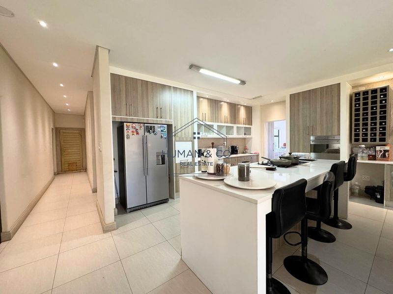 Stunning Modern 5-Bedroom Home in Fairway Estate - Photo 5