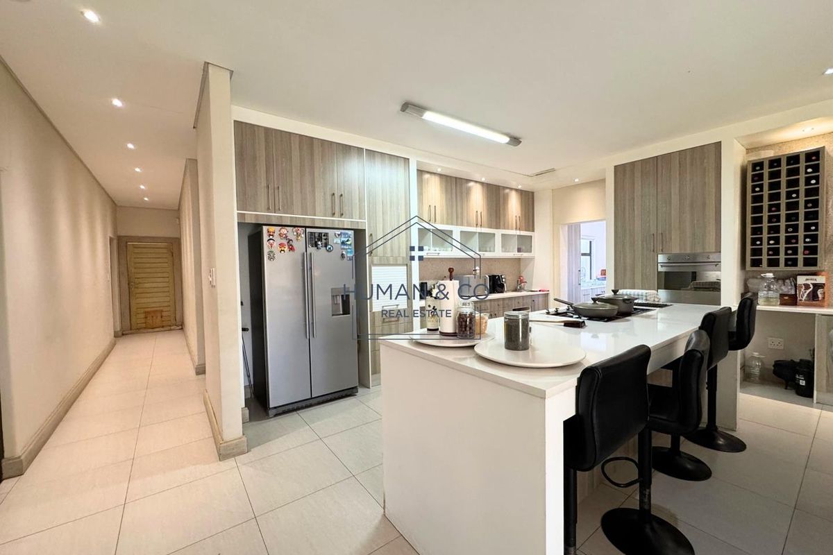 Stunning Modern 5-Bedroom Home in Fairway Estate - Photo 5