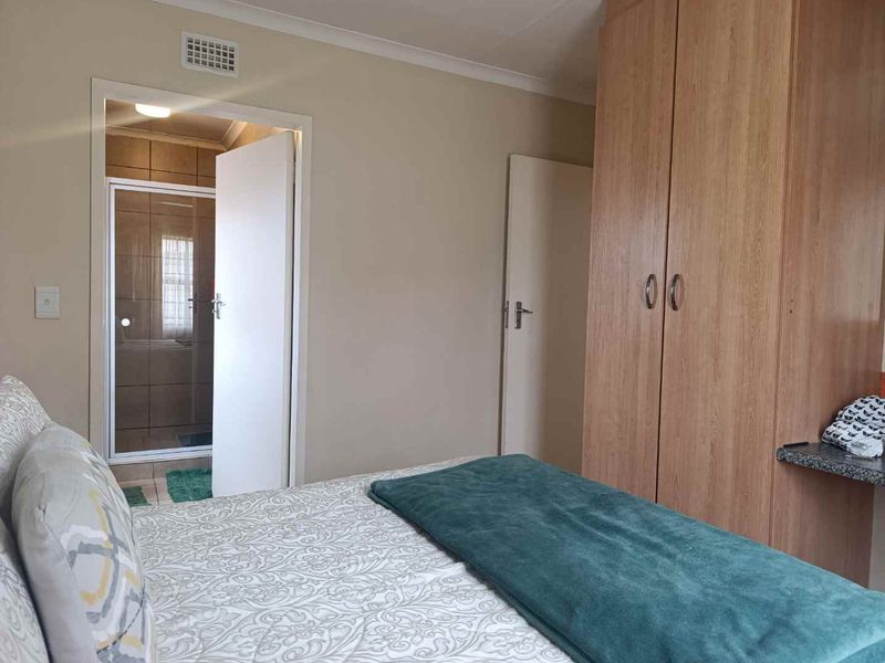 Secure Estate Living: 3-Bed, Ready to Move In - Photo 10