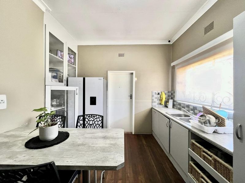 Office Building with 2 Bedroom Flat For Sale - Photo 7