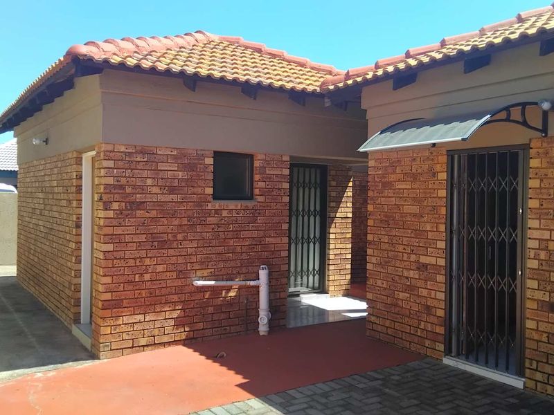 4 Bedroom House For Sale in The Orchards-Akasia - Photo 3