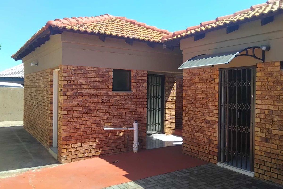 4 Bedroom House For Sale in The Orchards-Akasia - Photo 3