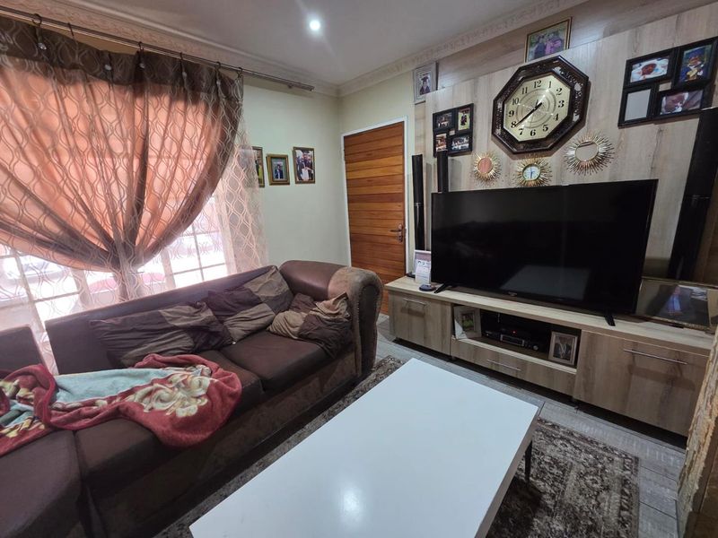 Spacious 3-Bedroom Home in a Perfectly Managed Estate - Photo 6