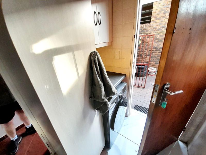 Stunning home near the OR International Airport - Photo 7