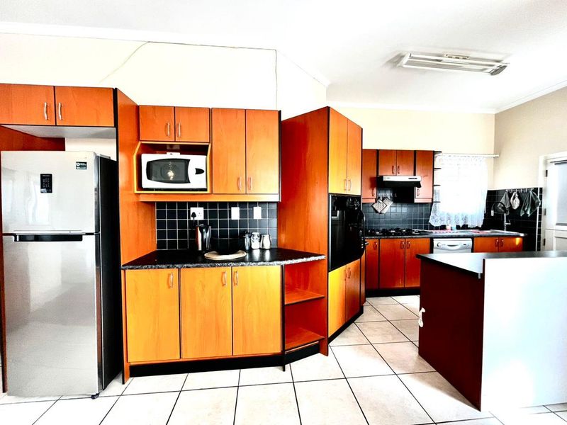 3 Bedroom Townhouse - Photo 4