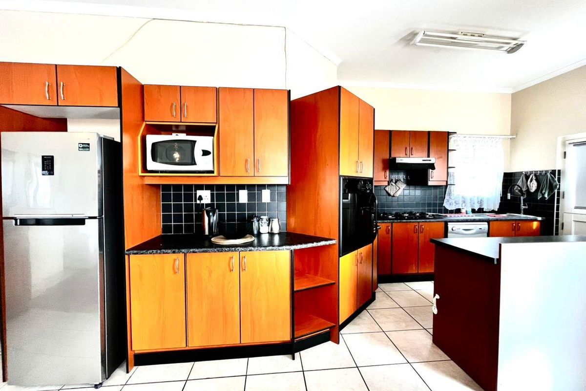 3 Bedroom Townhouse - Photo 4