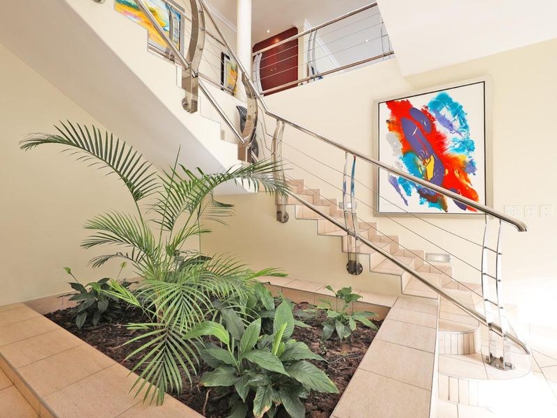 5 BEDROOM ARCHITECTURAL DREAM HOME IN PLATTEKLOOF - Photo 7