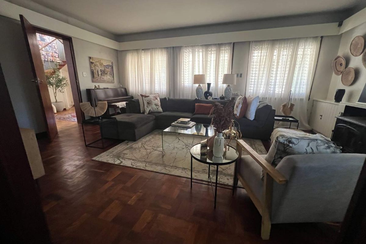 GRAND FAMILY HOME IN PRESTIGIOUS SUBURB - Photo 5