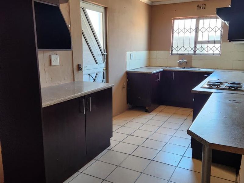 Charming 3-Bedroom House for Sale - R1,100,000 - Photo 6
