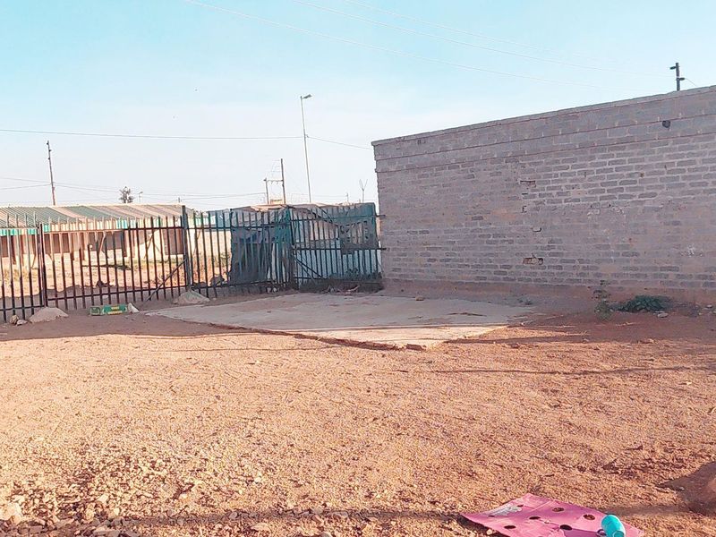 A house Huge Yard – Ready for Your Touch! - Photo 8