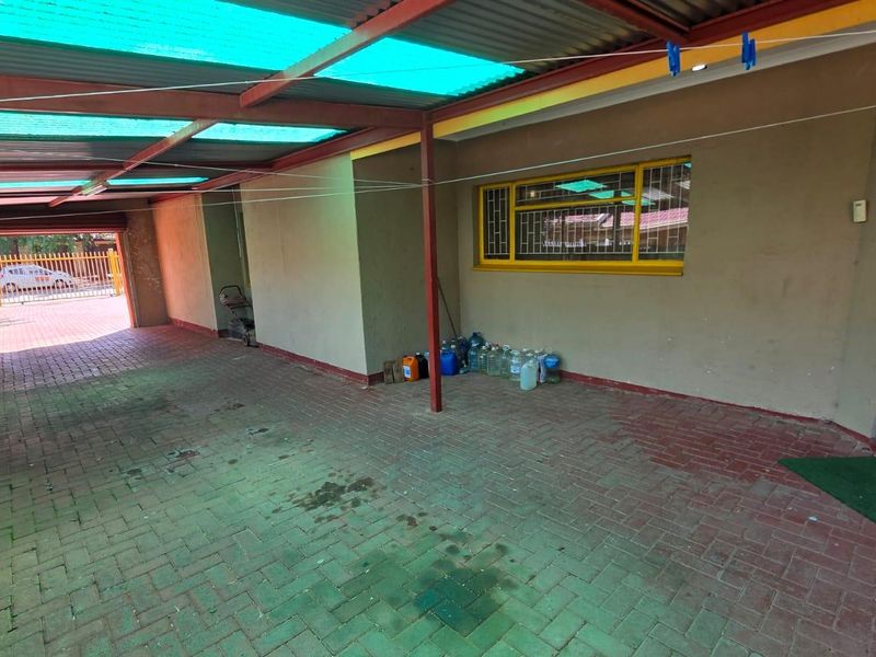 "Expand Your Vision: 3-Bed Home with Separate Flat!" - Photo 3