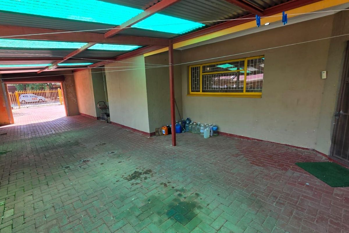 "Expand Your Vision: 3-Bed Home with Separate Flat!" - Photo 3