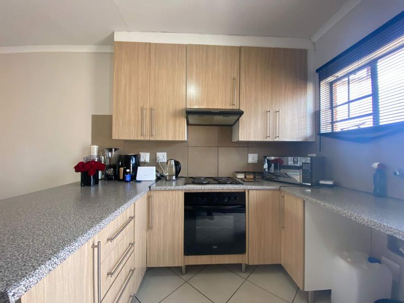 Charming 2-Bedroom Apartment in a Secure Complex - Photo 3