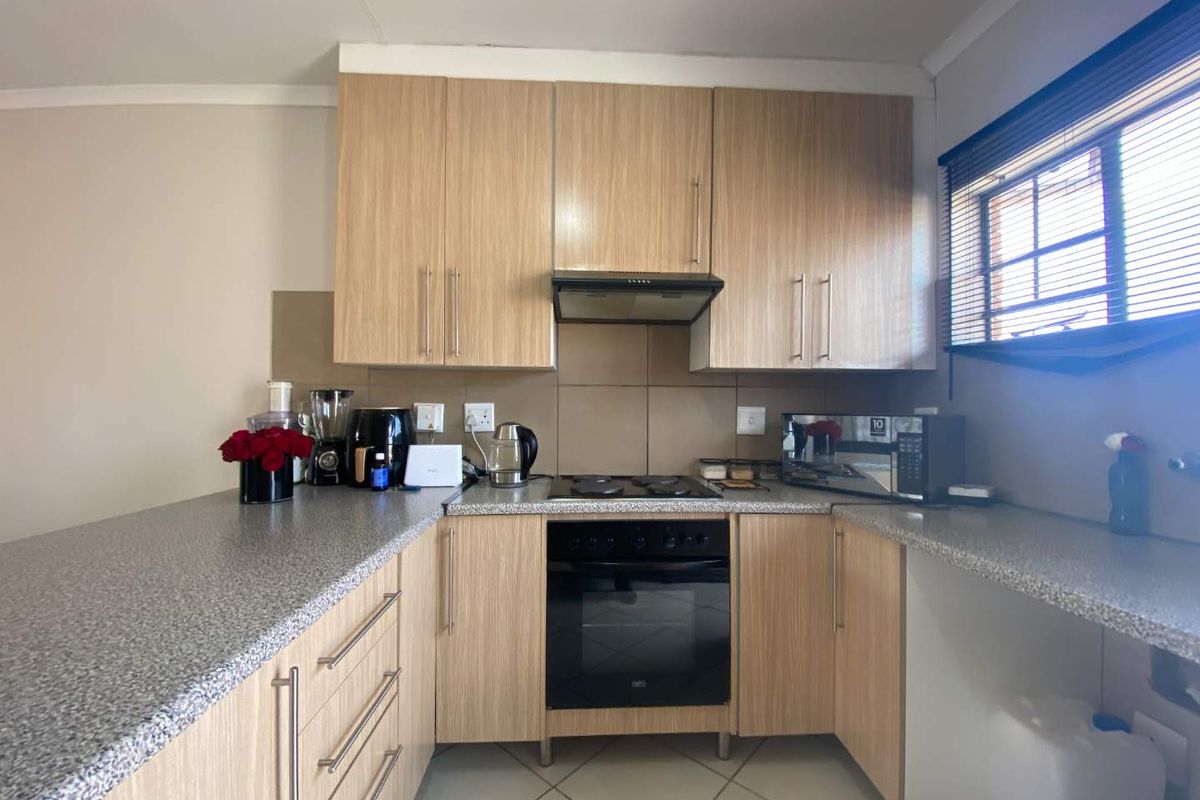 Charming 2-Bedroom Apartment in a Secure Complex - Photo 3