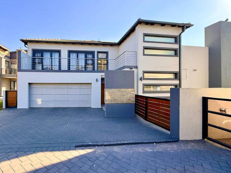 Secure Estate Living Meets Contemporary Elegance - Photo 2