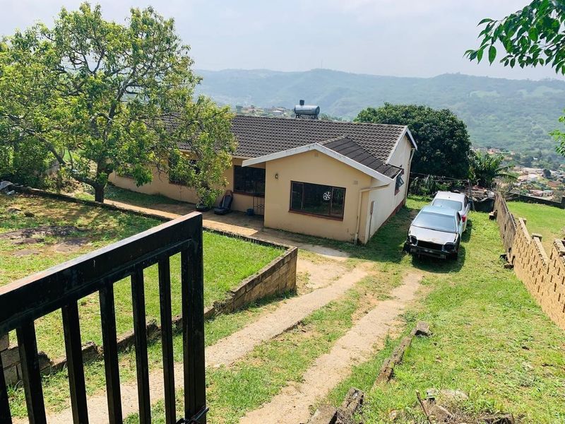 Spacious Five-Bedroom Haven Awaiting Your Touch in Umlazi - Photo 2