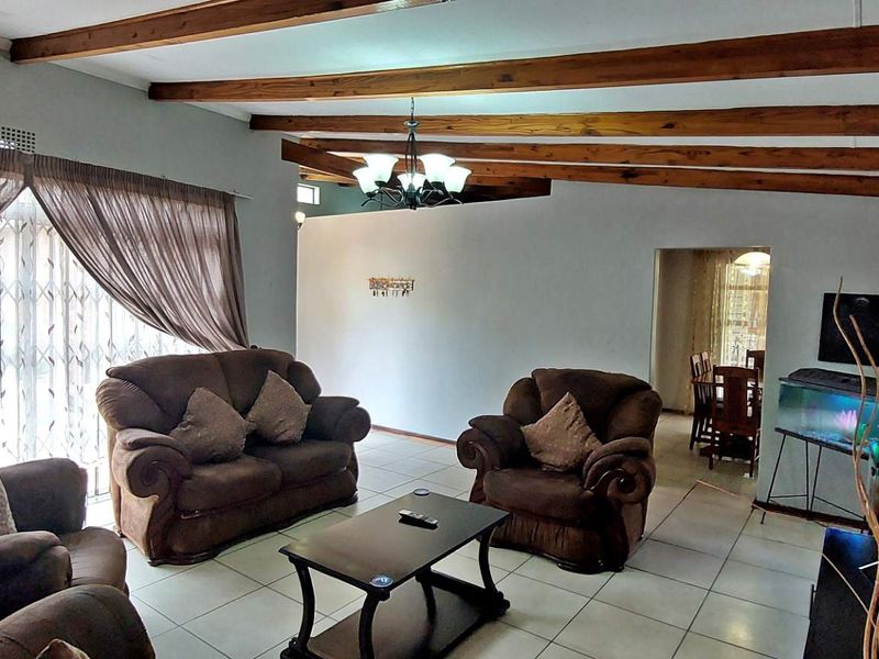 Family home for entertainers, offering extra flatlet - Photo 6