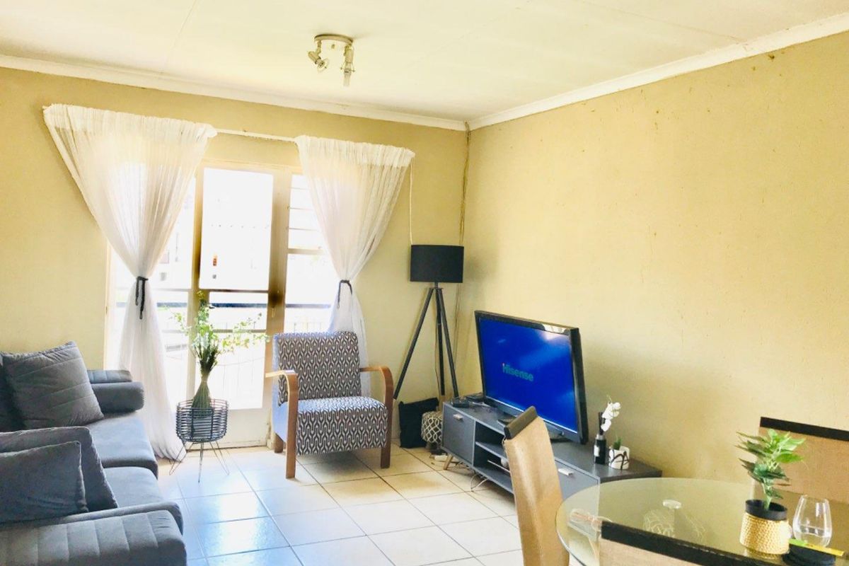Charming Two-Bedroom Apartment with Modern Amenities - Photo 5