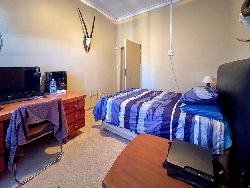 Otjiwarongo:  4 Bedr Home with 1 Bedr flat ON LARGE PLOT is for Sale - Photo 6