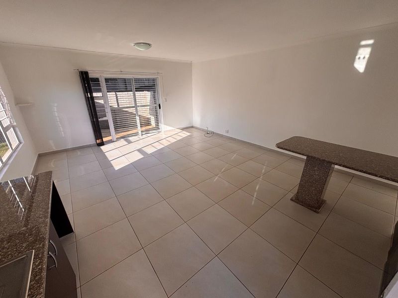 Modern 2-Bedroom, 2-Bathroom Townhouse To Rent in Upper Kloof - Photo 7