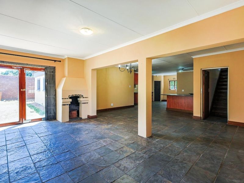 Modern 4 bedroom Oasis: Designer Living in a Premier Suburb - Photo 7