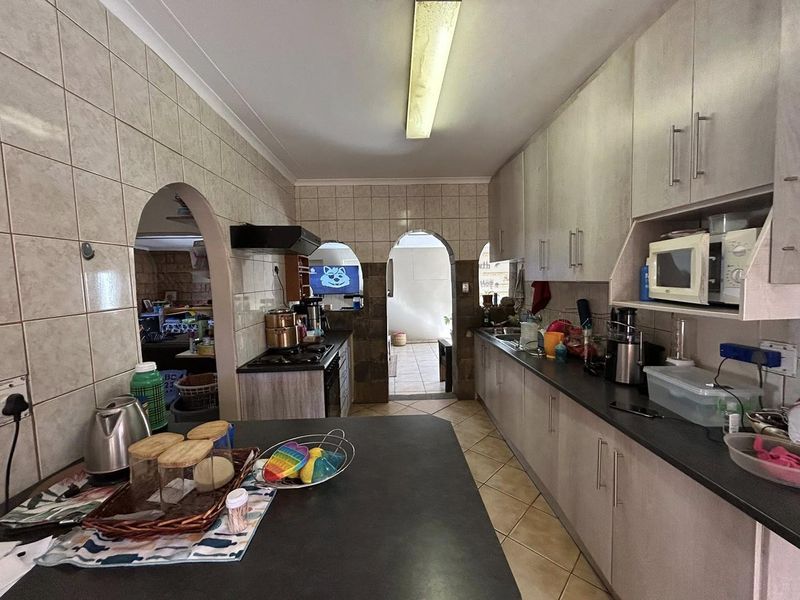 Cimbebasia 3 Bedroom house For Rent - Photo 2