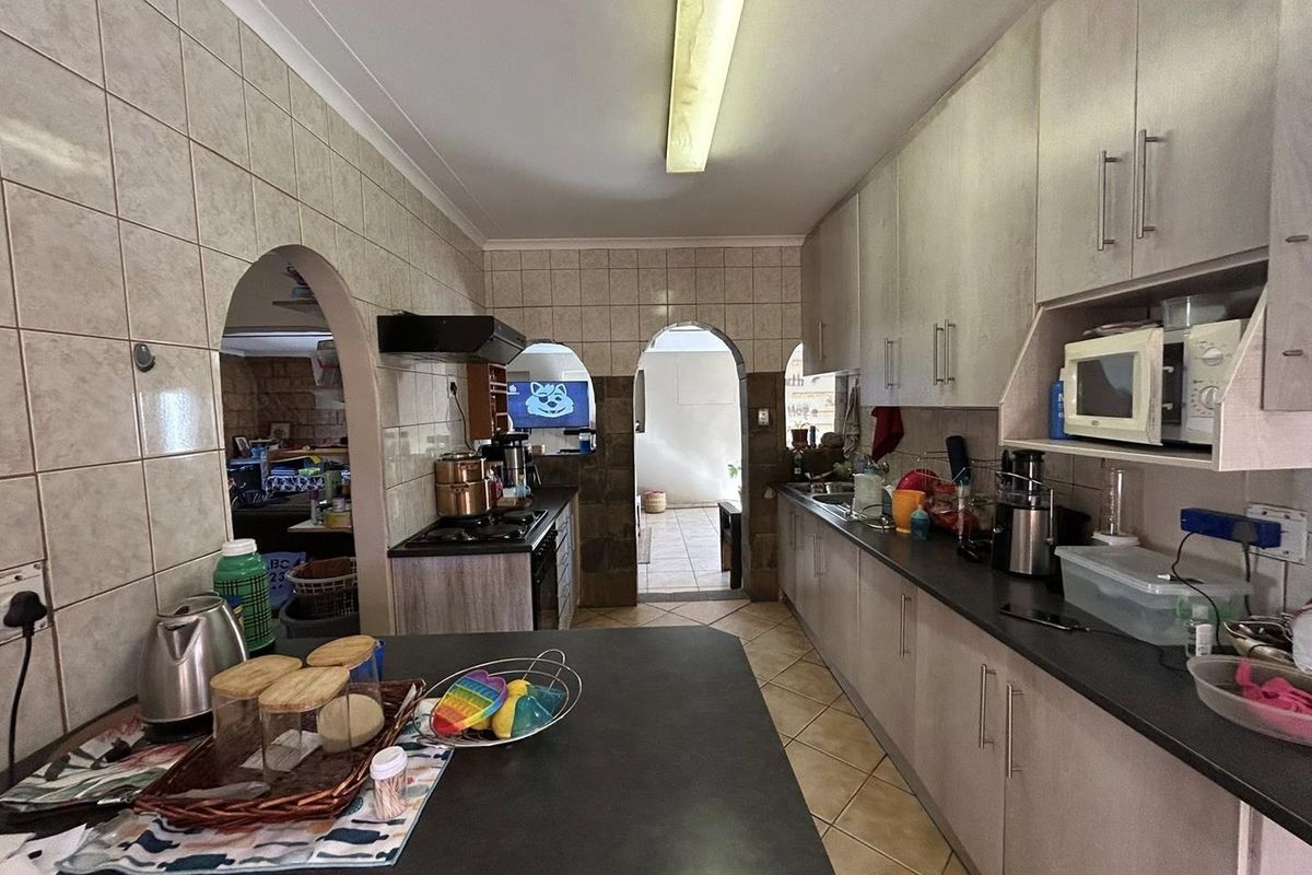 Cimbebasia 3 Bedroom house For Rent - Photo 2