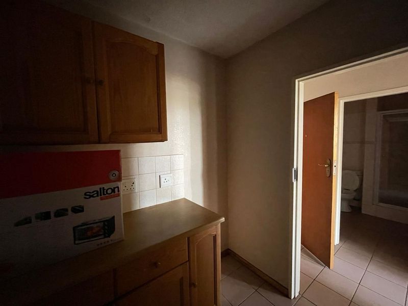 Charming Two-Bedroom Apartment *TO SHARE* Near the University - Photo 4