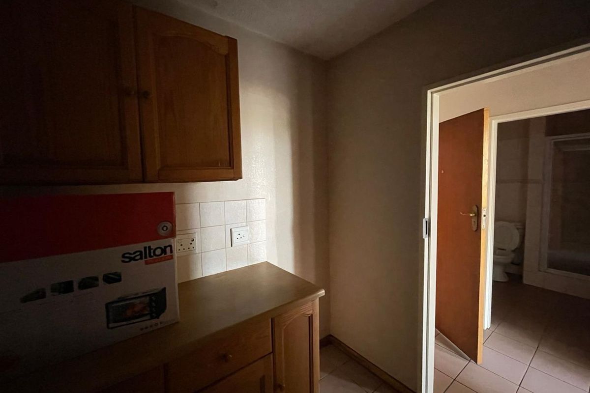 Charming Two-Bedroom Apartment *TO SHARE* Near the University - Photo 4