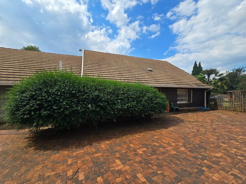 4 bedroom house + 2 bedrooms house +granny cottage +workshop +Domestik quarters + Fruit trees - Photo 1