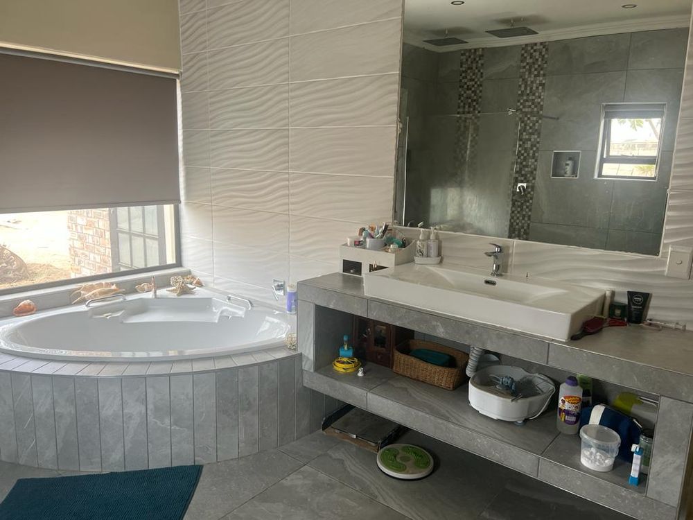 Main en-suite bathroom