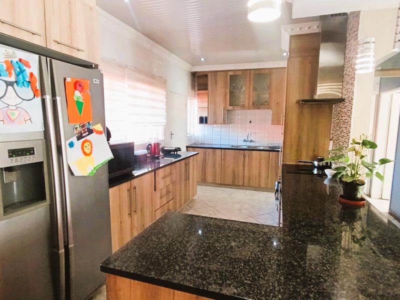 Spacious Suburban Gem:3-Bedroom Retreat with Pool and 3 Living Areas - Photo 3