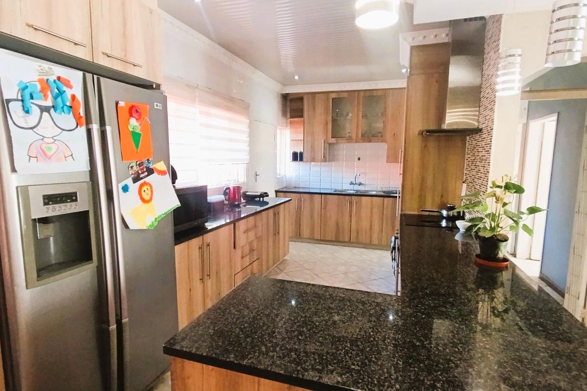 Spacious Suburban Gem:3-Bedroom Retreat with Pool and 3 Living Areas - Photo 3