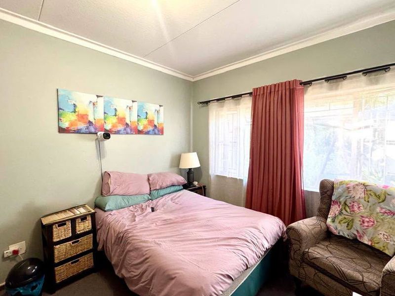 4 Bedroom House For Sale in Olympia - Photo 7