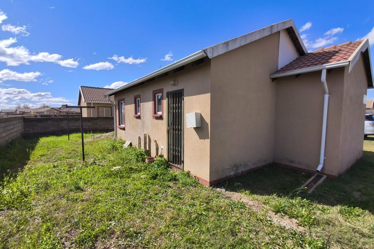 Cozy 3-Bed, 1-Bath Family Home with Massive Yard & Endless Potential! - Photo 3
