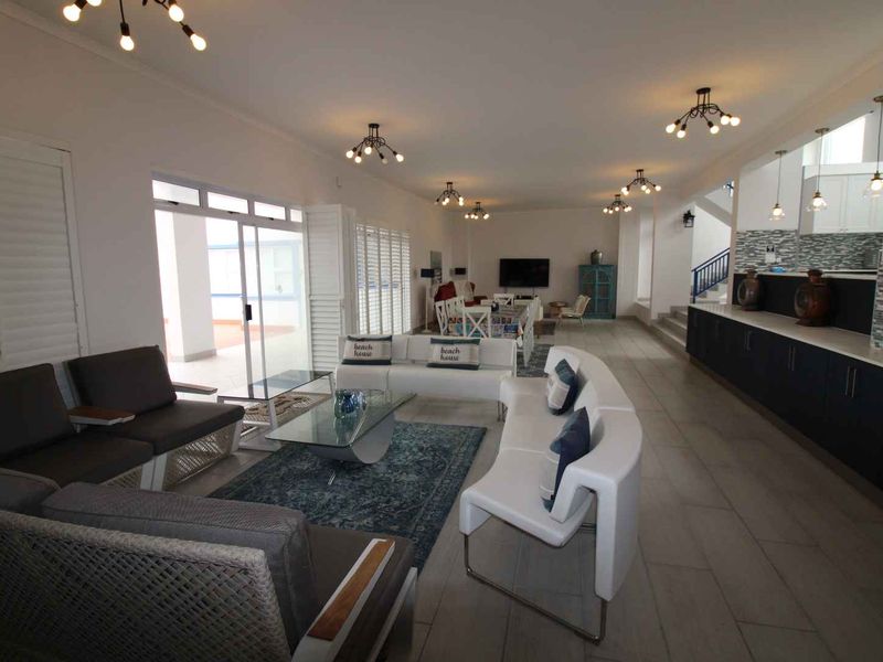 Superior Seafront Designer Home perfect for the large Family! - Photo 2