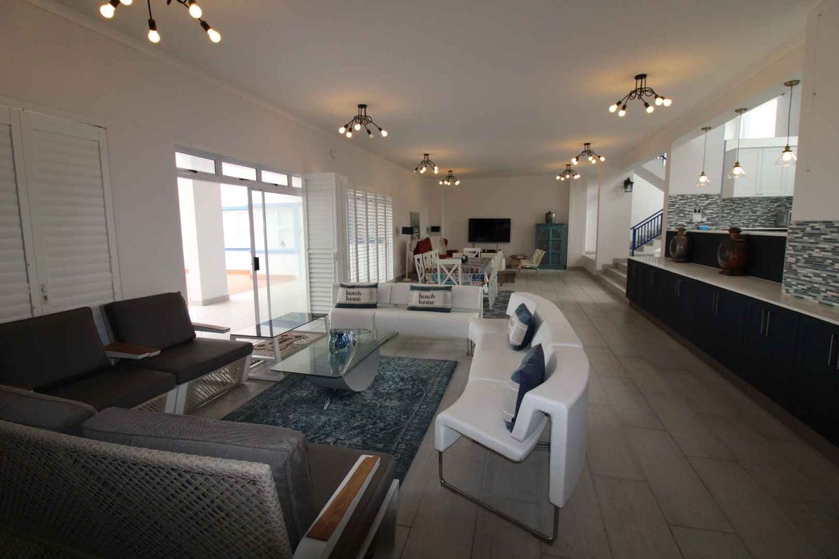 Superior Seafront Designer Home perfect for the large Family! - Photo 2