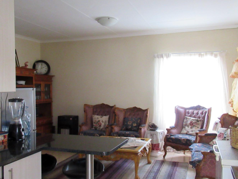 Modern Family Home in Die Heuwel Estate - Photo 6