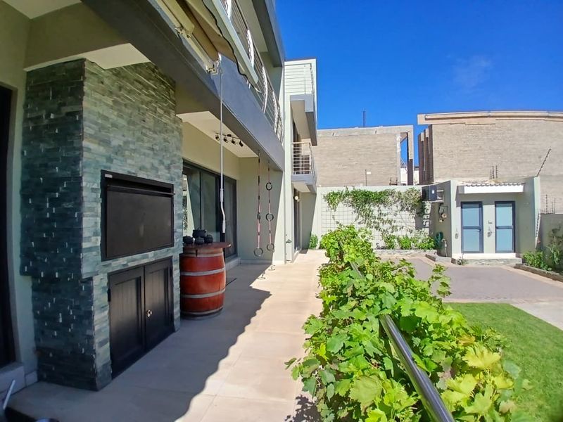 Modern Hilltop Home with Panoramic Windhoek Views - KLEINE KUPPE - Photo 8