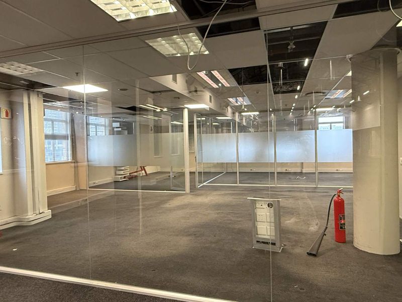 Move in ready 3149m2 office to let - Photo 8