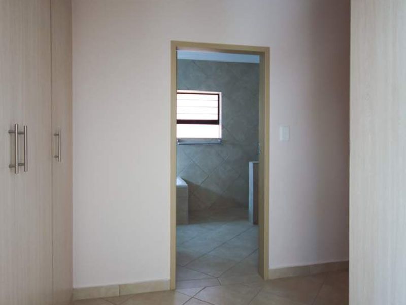 Spacious 3 Bedroom Duplex with Double Lockup Garage - Photo 9