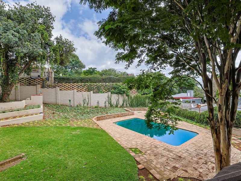 Iconic Waterkloof Ridge Masterpiece with Panoramic Views, Flatlet & Entertainment Oasis - Photo 2
