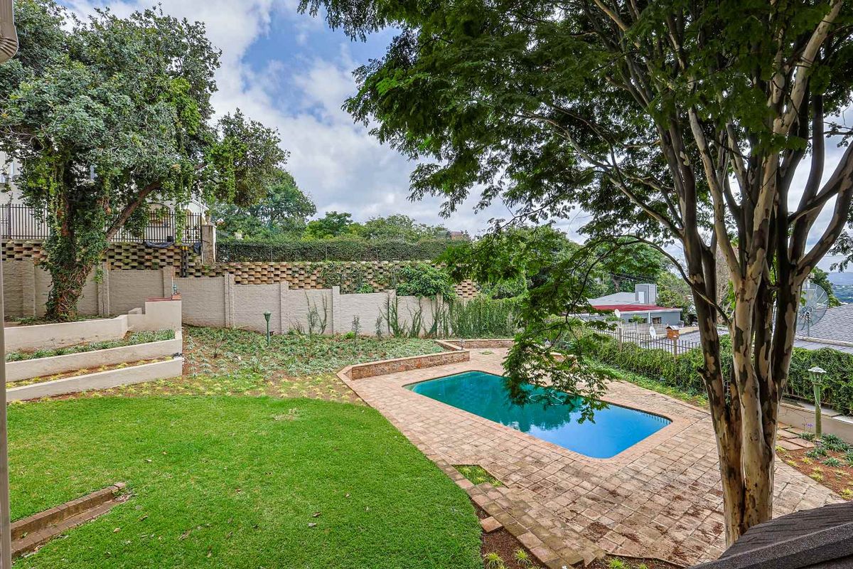 Iconic Waterkloof Ridge Masterpiece with Panoramic Views, Flatlet & Entertainment Oasis - Photo 2