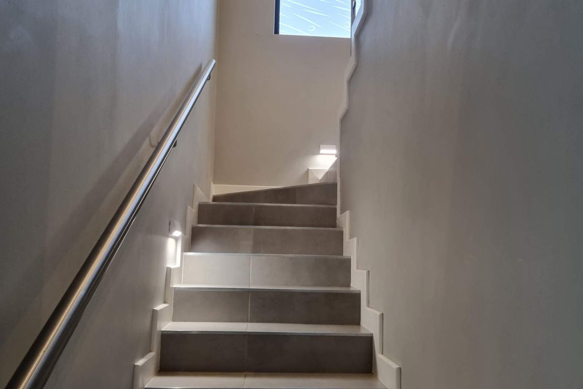 Modern 3-Bedroom Home with Outdoor Jacuzzi in a Prestigious Olivedale Estate - Photo 4