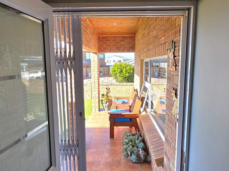Spacious Single-Level Family Home with Flatlet, Pool & Ultimate Entertainment Area in Franskraal - Photo 7