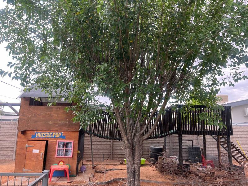 4-Bedroom Family Home in a Highly Sought-After Neighbourhood - Photo 9