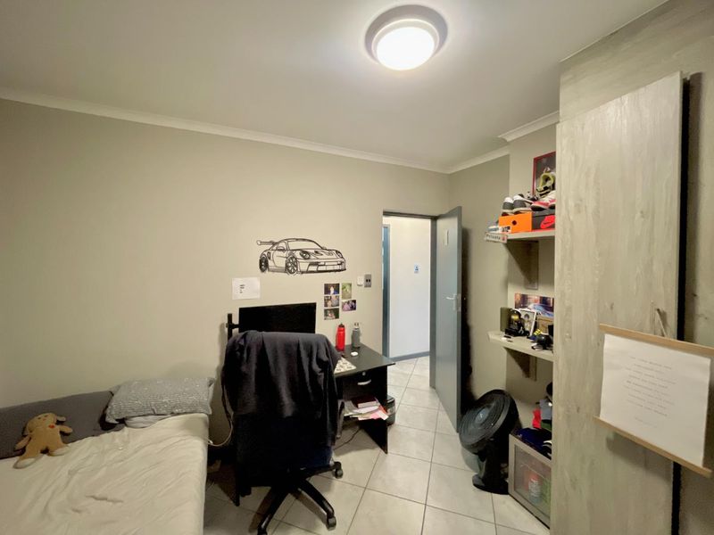 ***Modern 2 Bed & 2 Bath Apartment - Young Professional, Couples or Students - Walking distance -Tuks and Loftus and Next to Garden Court Hotel*** - Photo 9